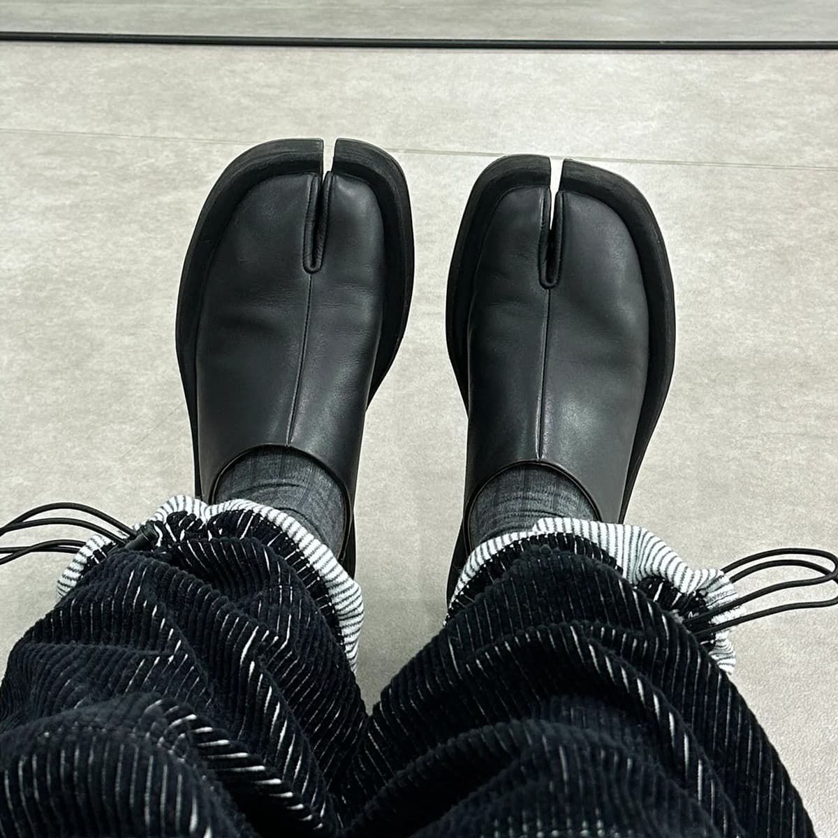 CROOKED CARD Tabi Sneakers